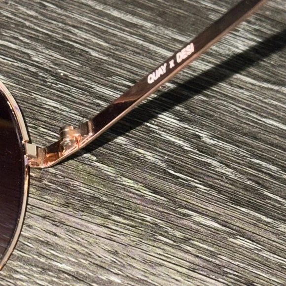 Quay x desi High key mini sunglasses - Picture 4 of 8